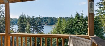 Cozy Lake Retreat with Stunning Views! 2 separate Living areas, Pet Friendly.