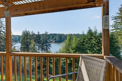 Cozy Lake Retreat with Stunning Views! 2 separate Living areas, Pet Friendly.