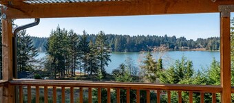 Cozy Lake Retreat with Stunning Views! 2 separate Living areas, Pet Friendly.