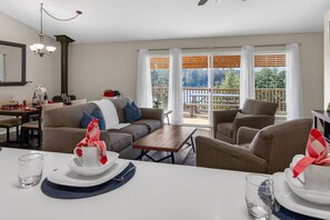 Een televisie, een open haard en een stereo