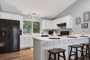Frigorífico, microondas, horno y placa de cocina