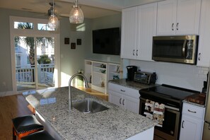 Jääkaappi, mikroaaltouuni, uuni, liesi