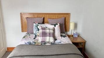 House | 4 bedrooms, premium bedding, memory-foam beds, desk