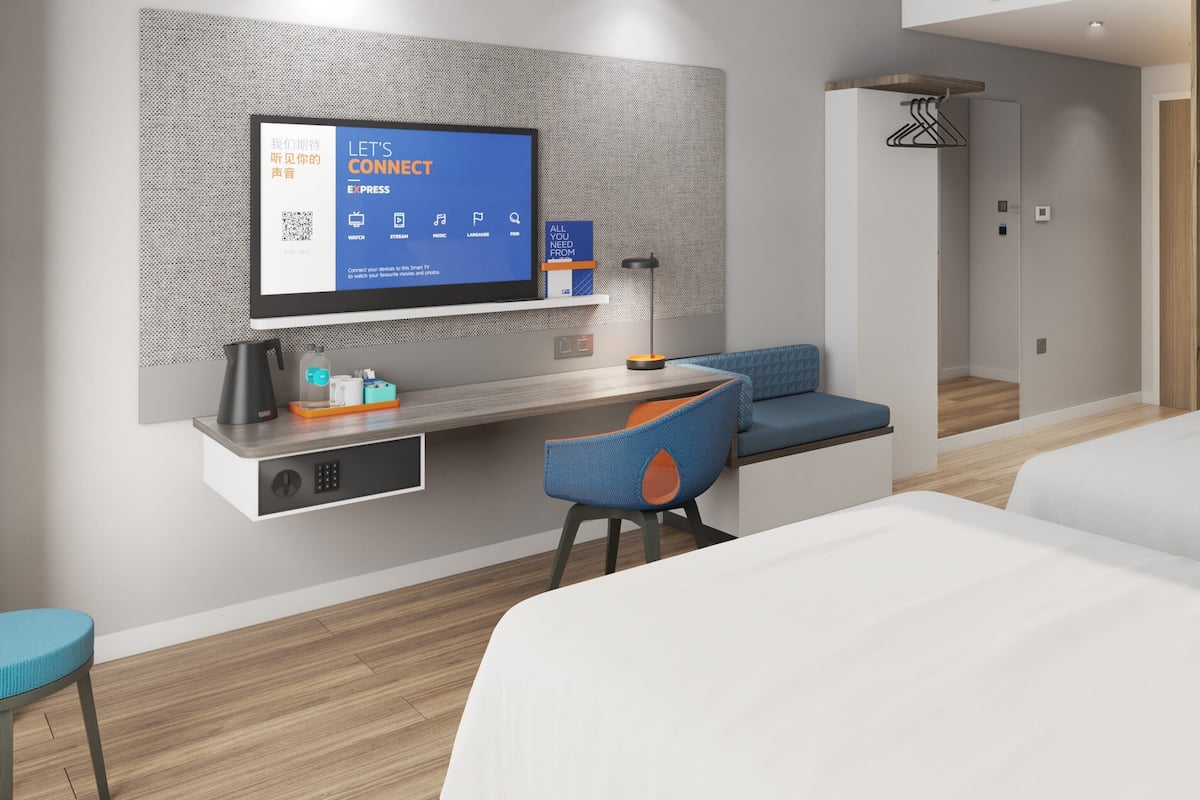 Escrivaninha, quartos à prova de som, Wi-Fi de cortesia, roupa de cama