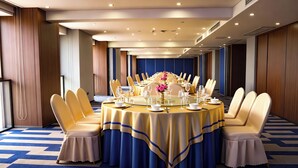 A conference room with a round table, chairs, and a floral centerpiece. - Holiday Inn Express Shanghai Baoshan Baoyang by IHG (Shanghai)