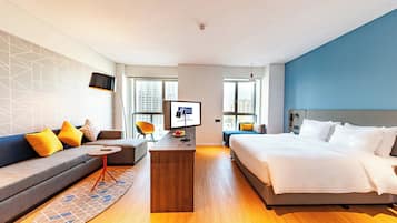 Desk, soundproofing, WiFi (free), bed sheets