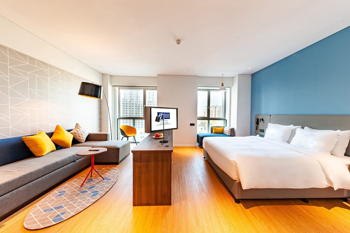 Suíte, 1 cama King (Additional Living Area) | Escrivaninha, quartos à prova de som, Wi-Fi de cortesia, roupa de cama