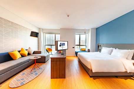 Suite, 1 King Bed (Additional Living Area) | Desk, soundproofing, free WiFi, bed sheets
