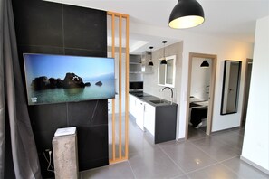 1 dormitorio, caja fuerte, tabla de planchar con plancha y cuna de viaje