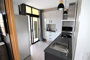 Frigorífico, microondas, horno y placa de cocina