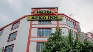 A building with a sign that reads "HOTEL REKO INN". - Hotel Reko Inn (Kajang)