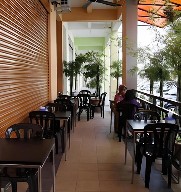 Outdoor dining - Hotel Reko Inn (Kajang)