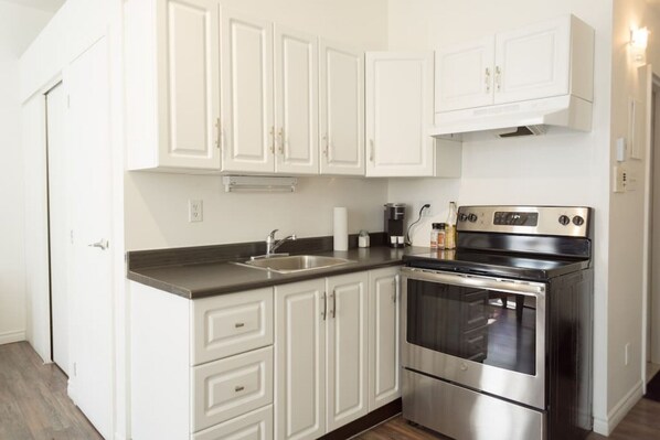 Mikrobølgeovn, kaffe-/temaskine, brødrister