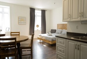 1 Schlafzimmer, Schreibtisch, Bügeleisen/Bügelbrett, Reisekinderbett