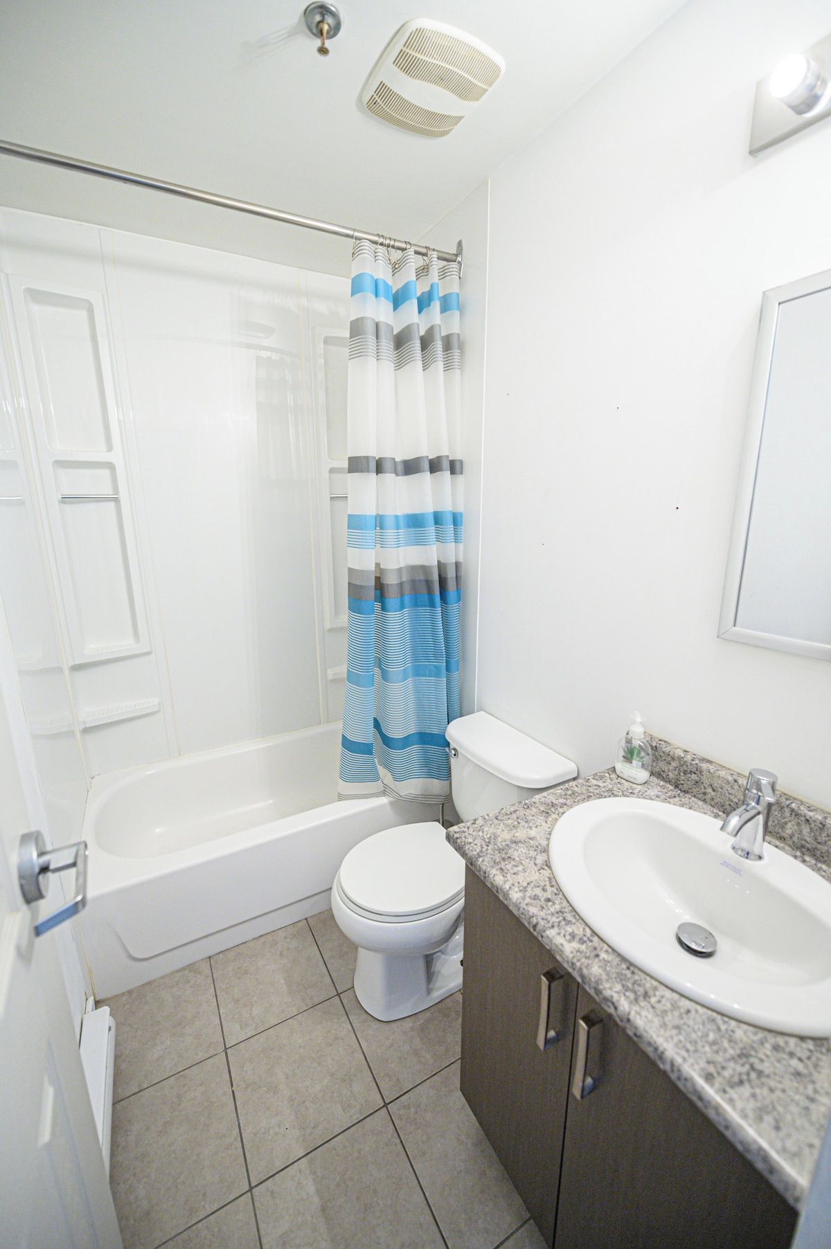 Une salle de bain avec une baignoire, des toilettes et un lavabo.