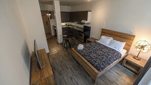 Skrivbord, strykjärn/strykbräda, resesäng och wi-fi