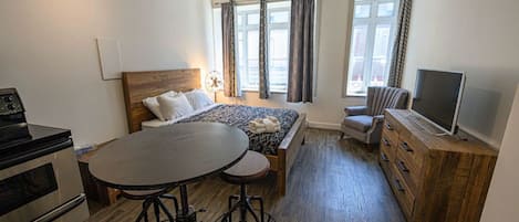 Escritorio, tabla de planchar con plancha, cuna de viaje y wifi