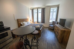 Desk, iron/ironing board, travel cot, WiFi - Comfort and luxury in the city center (Québec)