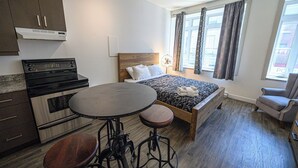 Skrivbord, strykjärn/strykbräda, resesäng och wi-fi