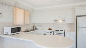 Frigorífico, microondas, horno y placa de cocina