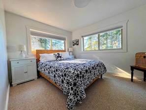 3 bedrooms, desk, iron/ironing board, WiFi