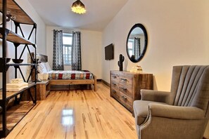 1 habitación, escritorio, tabla de planchar con plancha y cuna de viaje