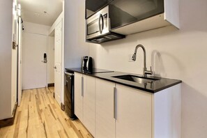 Kühlschrank, Mikrowelle, Herdplatte, Geschirrspüler