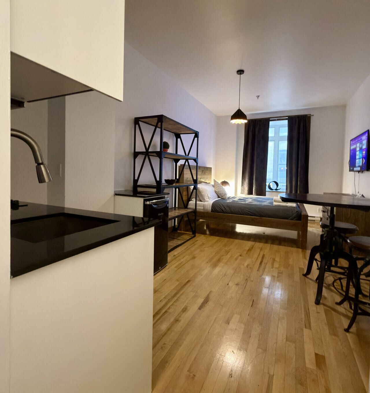 1 chambre, bureau, fer et planche à repasser, lit parapluie