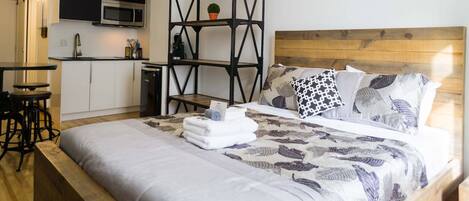 1 habitación, escritorio, tabla de planchar con plancha y cuna de viaje