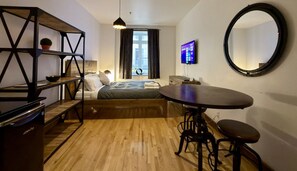 1 chambre, bureau, fer et planche à repasser, lit parapluie