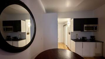 Réfrigérateur, micro-ondes, plaque de cuisson, lave-vaisselle