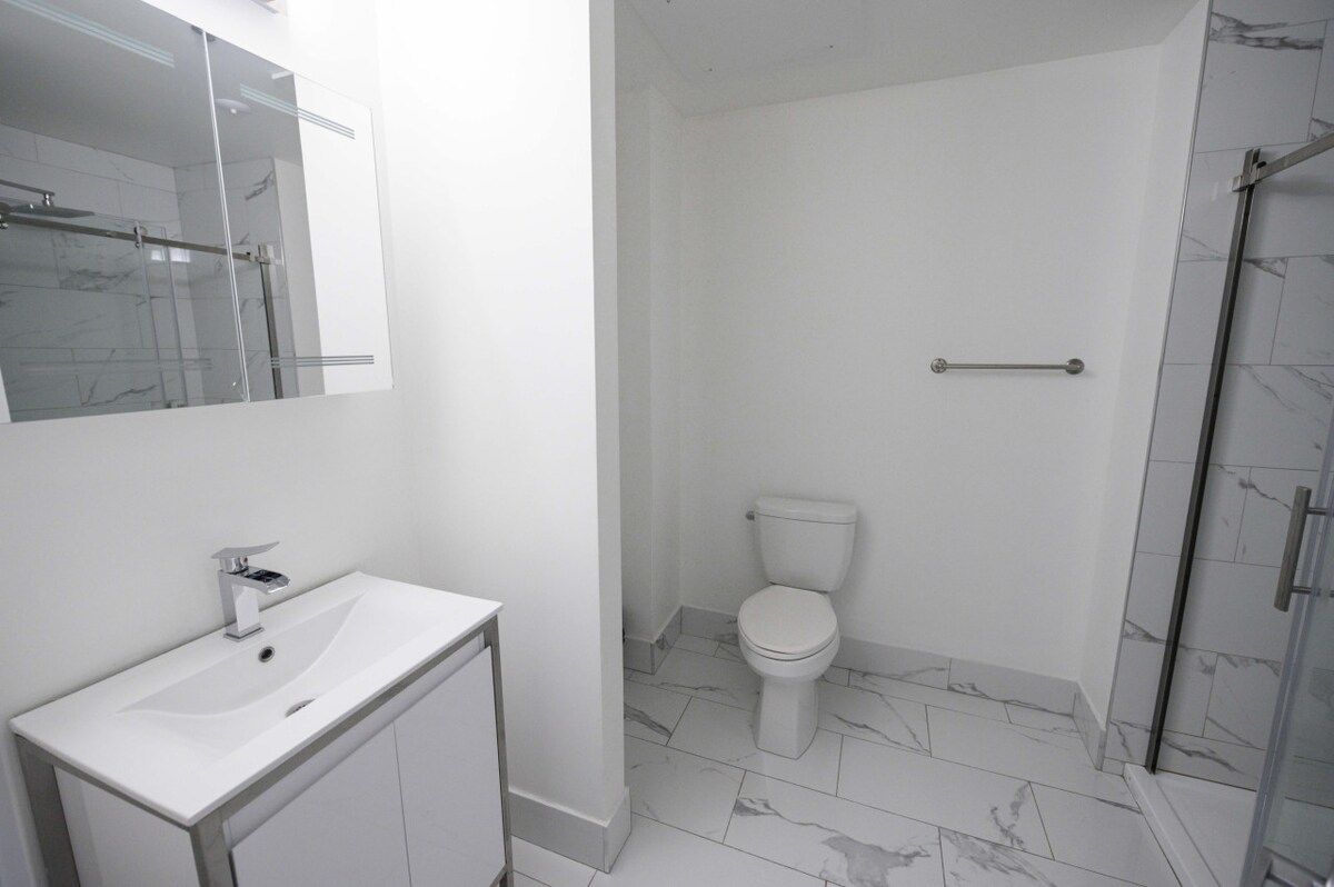Shower, hair dryer, towels, shampoo