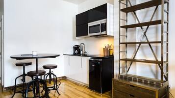 Kühlschrank, Mikrowelle, Herdplatte, Wasserkocher mit Kaffee-/Teezubehör