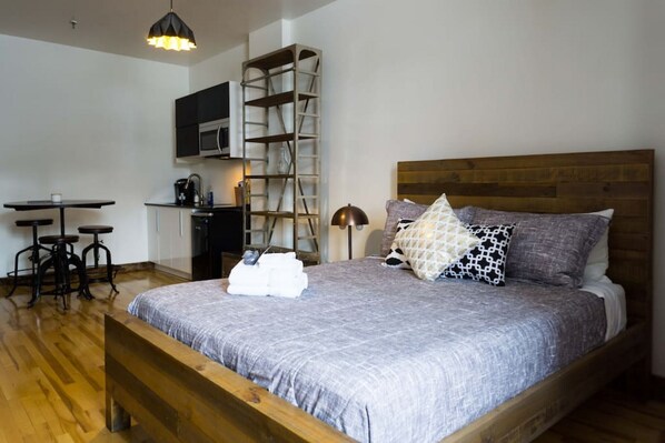 1 Schlafzimmer, Schreibtisch, Bügeleisen/Bügelbrett, Reisekinderbett