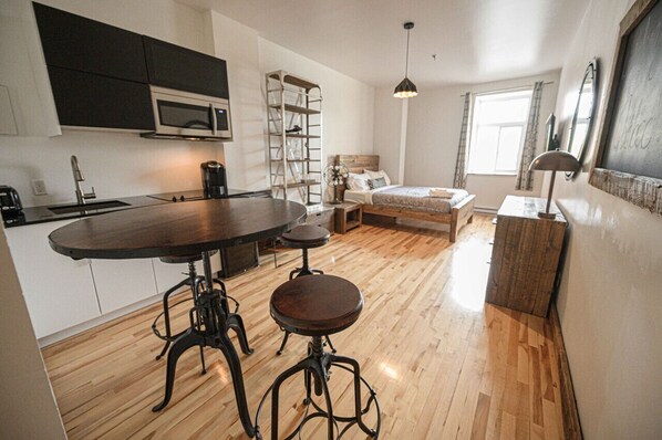 1 bedroom, desk, iron/ironing board, travel cot - chic loft, located in the heart of downtown Quebec (Québec)
