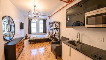 1 Schlafzimmer, Schreibtisch, Bügeleisen/Bügelbrett, Reisekinderbett