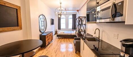 1 makuuhuone, työpöytä, silitysrauta/-lauta, vauvan matkasänky