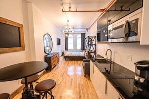 1 Schlafzimmer, Schreibtisch, Bügeleisen/Bügelbrett, Reisekinderbett