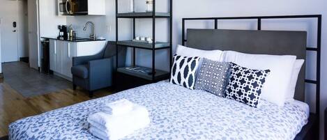 Escritorio, tabla de planchar con plancha, cuna de viaje y wifi