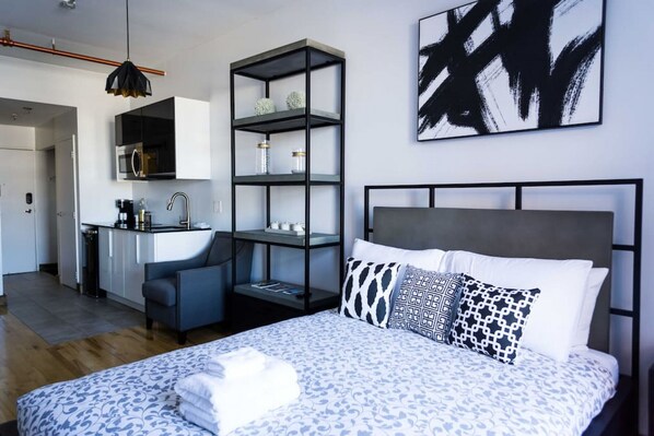 Schreibtisch, Bügeleisen/Bügelbrett, Reisekinderbett, WLAN