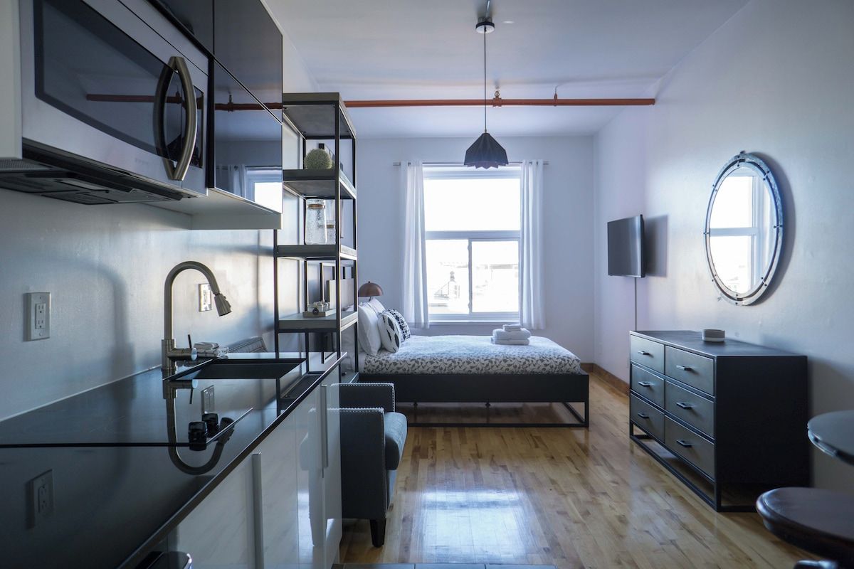 Iron/ironing board, travel crib, WiFi, bed sheets