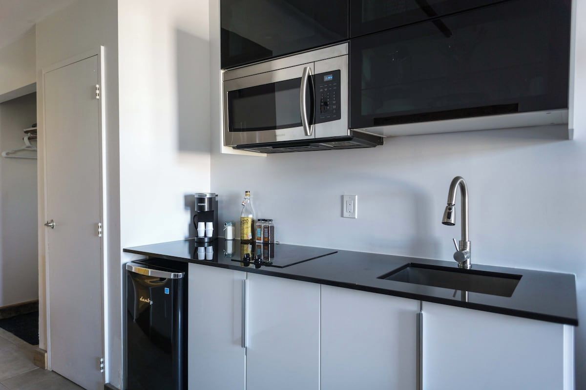 Coffee/tea maker, fridge, microwave, oven