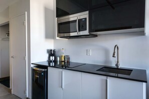 Kühlschrank, Mikrowelle, Herdplatte, Wasserkocher mit Kaffee-/Teezubehör