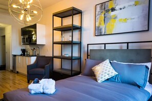 Työpöytä, silitysrauta/-lauta, vauvan matkasänky, Wi-Fi