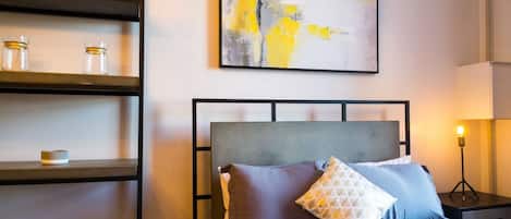 مكتب ومكواة/لوح كي وسرير سفر وواي فاي