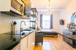 Bureau, fer et planche à repasser, lit parapluie, Wi-Fi