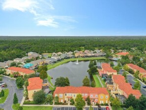 Un quartier résidentiel avec des maisons, un lac et un pont.