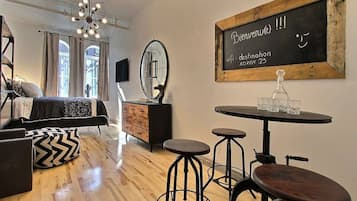 Schreibtisch, Bügeleisen/Bügelbrett, Reisekinderbett, kostenloses WLAN