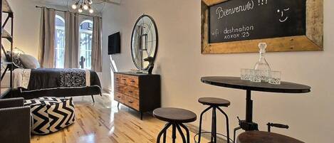 Escritorio, tabla de planchar con plancha, cuna de viaje y wifi gratis