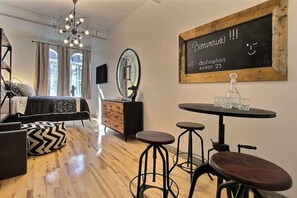 مكتب ومكواة/لوح كي وسرير سفر وواي فاي مجانًا